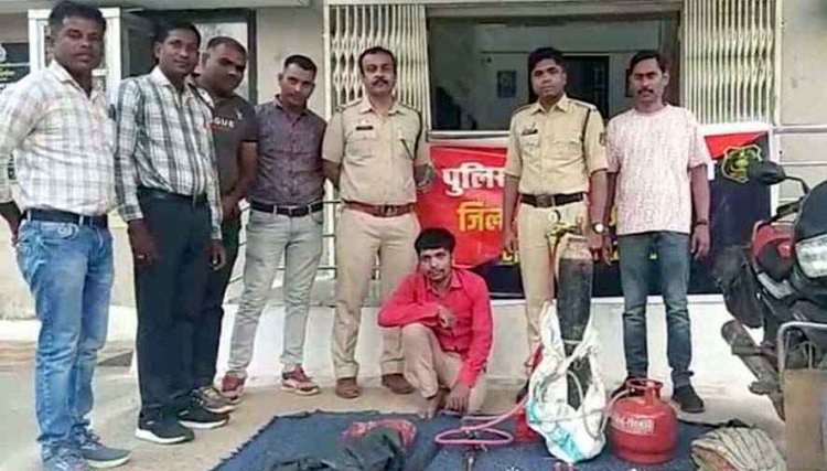 गैस कटर से ATM काटने की कोशिश नाकाम, यूट्यूब देखकर एटीएम तोड़ने पहुंचा आरोपी नंदलाल साहू पुलिस की सतर्कता से रंगे हाथों गिरफ्तार