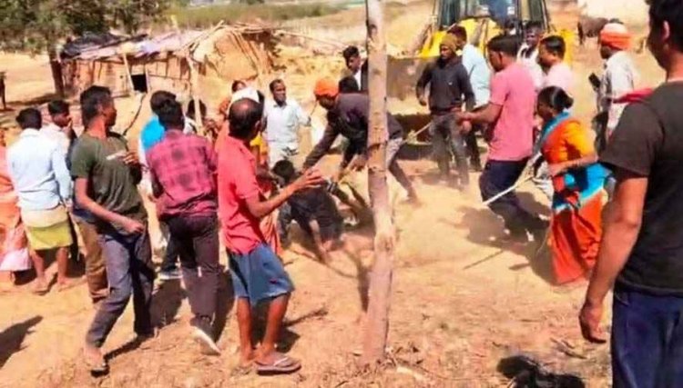 आधी रात घरों पर चला बुलडोजर!, सड़कों पर उतरे सैकड़ों ग्रामीण, अतिक्रमण हटाने के दौरान खूनी संघर्ष, लाठी-डंडों से दर्जन भर घायल, दोषियों पर कार्रवाई की मांग