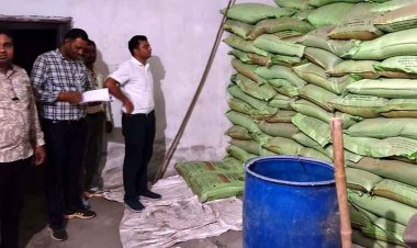किसानों के हक पर डाका डालने वाले खाद विक्रेताओं के खिलाफ धमतरी प्रशासन के सख्त तेवर,  खाद की कालाबाजारी पर 9 केंद्रों पर बिक्री प्रतिबंध