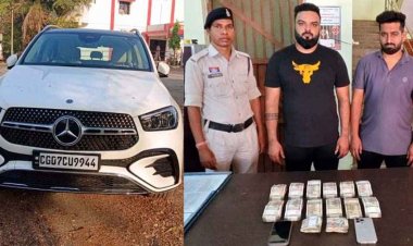 मर्सिडीज से 52 परियों का मजा लेने पहुंचे युवक, जुआ फड़ पर अभनपुर पुलिस की बड़ी रेड, कई आरोपी अंधेरे में फरार, लाखों रुपए और लग्जरी कार जब्त