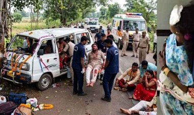 भीषण सड़क हादसा, पेड़ से टकराई बारातियों से भरी तेज रफ़्तार इको वैन, मची चीख पुकार, 8 बाराती घायल, 3 की हालत गंभीर, मातम में बदली खुशियां