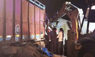 मिनी हाइवा-ट्रक की आमने-सामने जोरदार टक्कर, गंभीर रूप से घायल कुरुद और नवापारा के तीन लोगों की मौत, ग्रामीणों में आक्रोश, क्षेत्र में दहशत का माहौल