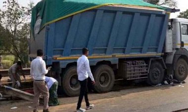 रायपुर-महासमुंद रोड पर दर्दनाक सड़क हादसा, रेत से भरे हाईवा ने बाइक सवारों को मारी टक्कर, मौके पर ही 2 लोगों की मौत, सड़क पर बिखरे शव