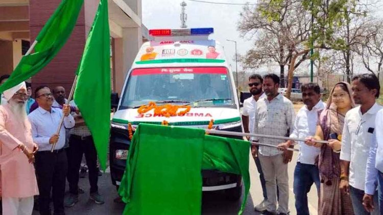 गरियाबंद जिला में 6 नई एंबुलेंस को मिली हरी झंडी, स्वास्थ्य सुविधाओं को सुदृढ़ करना जिला प्रषासन की प्राथमिकता -कलेक्टर बीएस उइके