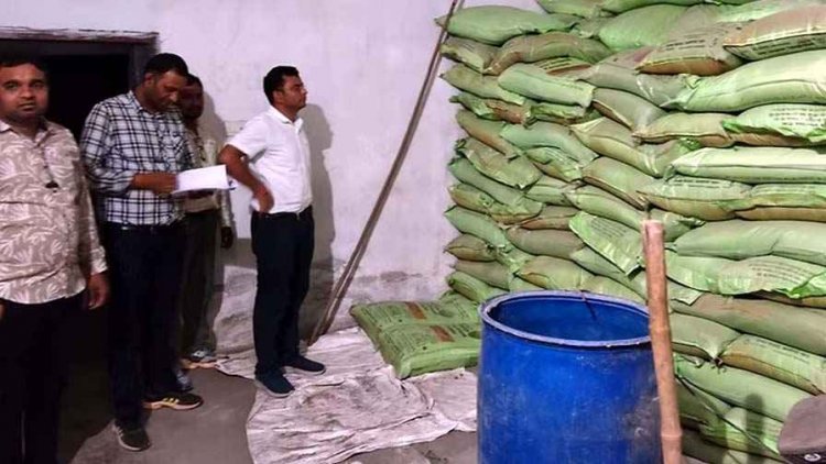 किसानों के हक पर डाका डालने वाले खाद विक्रेताओं के खिलाफ धमतरी प्रशासन के सख्त तेवर,  खाद की कालाबाजारी पर 9 केंद्रों पर बिक्री प्रतिबंध