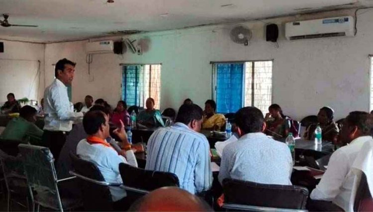 बंद कमरे में विकास की योजना या भ्रष्टाचार की ‘सेटिंग’? मैनपुर जनपद पंचायत में भारी हंगामा!, 33 में से सिर्फ 7 अधिकारी मौजूद, बाकी नदारद