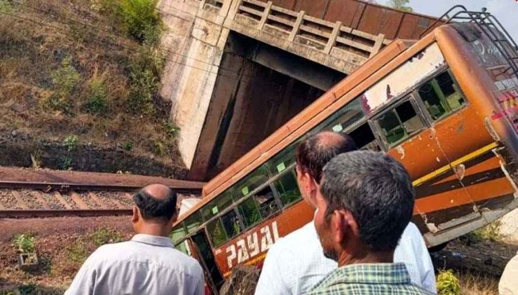रेलवे ट्रैक पर गिरी सवारियों से भरी तेज रफ्तार बस, 15 यात्री घायल, मची अफरा-तफरी, इलाज जारी, ड्राइवर मौके से फरार, स्टेयरिंग फेल बनी हादसे की वजह