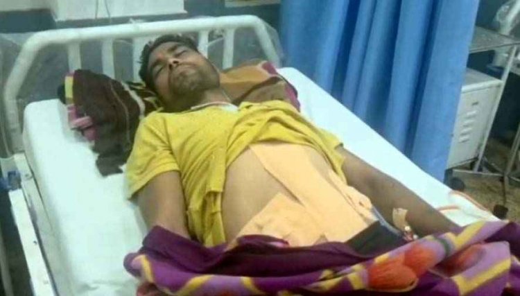 युवक ने आईना तोड़कर खुद का पेट चीरा, बोला - शैतान मार रहे हैं, मची अफरा-तफरी, इलाज जारी, अब अस्पताल में लड़ रहा जिंदगी की जंग