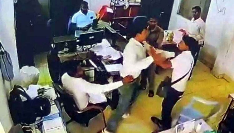 सरकारी दफ्तर में जमकर बवाल, कृषि अधिकारी ने पत्रकार और वकील को बेरहमी से मारा, वीडियो जमकर वायरल, गिरफ्तारी की मांग, जांच में जुटी पुलिस