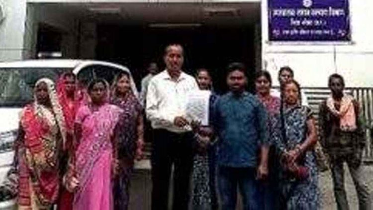 दुसरे के नाम पर चढ़ा दी 69 हेक्टेयर जमीन, पटवारी सस्पेंड, ग्रामीणों ने कहा- निलंबन से काम नहीं चलेगा, FIR की मांग, 10 दिनों का दिया अल्टीमेटम