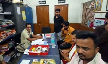 कार्यवाही के बीच थाने में कबाड़ चोर को 'VIP ट्रीटमेंट', तस्वीर वायरल होने के बाद SSP का बड़ा एक्शन, आरक्षकों पर गिराई गाज, दो पुलिसकर्मी लाइन अटैच