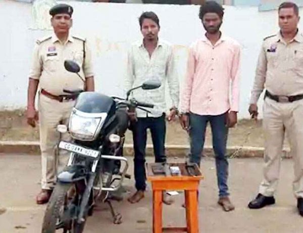 रायपुर में चाकू की नोक पर दो लूट की वारदात, 5 वर्षीय बेटे के सामने लुटेरों ने बाप को मारा चाकू, कैश और फोन लेकर फरार, दो आरोपी गिरफ्तार