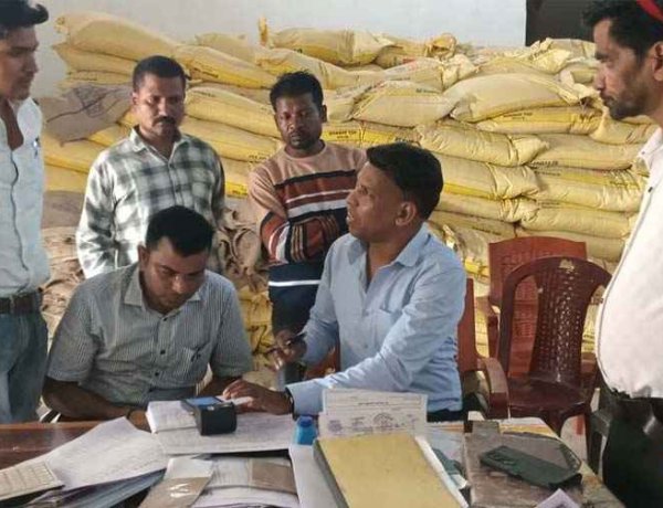 खरीफ सीजन से पहले किसानों को राहत, धमतरी के किसानों को बिना टोकन मिलेगा खाद, कालाबाजारी और अधिक कीमत वसूली पर होगी कार्रवाई