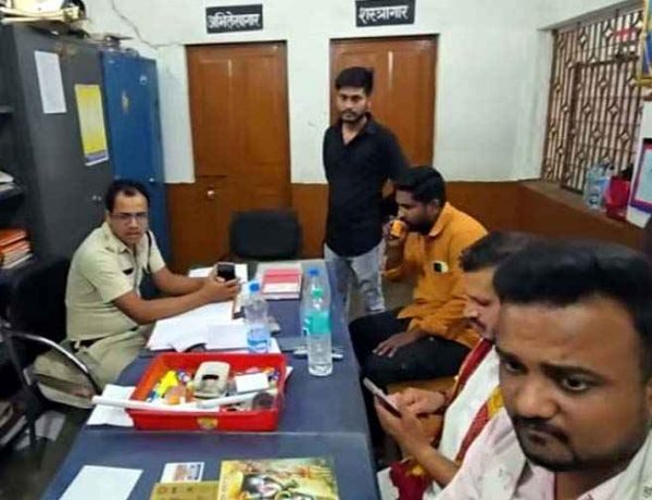 कार्यवाही के बीच थाने में कबाड़ चोर को 'VIP ट्रीटमेंट', तस्वीर वायरल होने के बाद SSP का बड़ा एक्शन, आरक्षकों पर गिराई गाज, दो पुलिसकर्मी लाइन अटैच