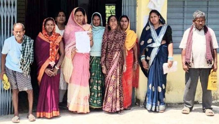 मुख्यमंत्री के गृह जिला में पटवारी पर लगा गंभीर आरोप, ग्रामीण संग बीडीसी पहुंचे तहसील कार्यालय, CM के नाम तहसीलदार को सौंपा ज्ञापन