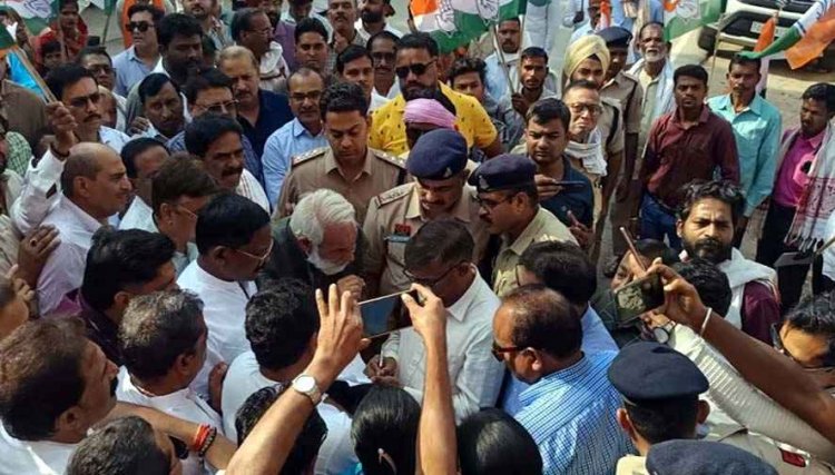 नाबालिग आदिवासी बच्चियों के साथ गैंगरेप की मेडिकल रिपोर्ट में डॉ. ने लिखा- नो इंजरी, सीएमएचओ कार्यालय का घेराव, डॉक्टर की बर्खास्तगी की मांग