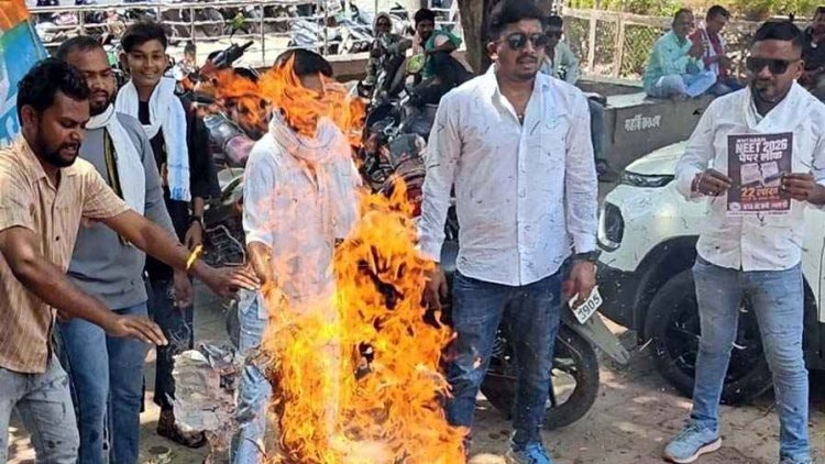 NEET पेपर लीक के विरोध में NSUI का जमकर प्रदर्शन, गांधी मैदान धमतरी में प्रधानमंत्री और शिक्षा मंत्री का फूंका पुतला, मांगा इस्तीफा, पुलिस से झड़प भी झड़प