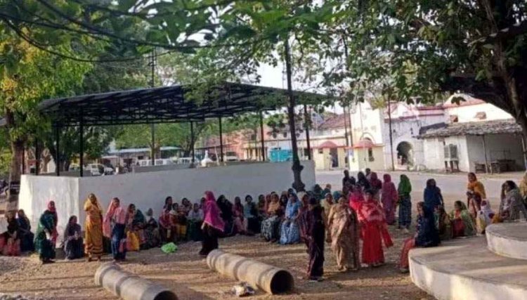 बिजली सब स्टेशन के लिए बिना सहमति भूमि अधिग्रहण का आरोप, हिरासत में कई महिलाएं!, सरपंच समेत कई ग्रामीण गिरफ्तार, जेल परिसर में विरोध प्रदर्शन