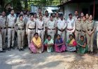 दारू बेच रही महिलाएं, सुशासन तिहार में शिकायत मिलने के बाद आबकारी विभाग ने लिया सख्त एक्शन, तीन महिला तस्कर गिरफ्तार, महुआ शराब बरामद
