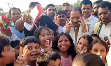 सुशासन तिहार में  गरियाबंद पहुंचे CM विष्णु देव साय, स्कूली बच्चों ने किया स्वागत, कांग्रेस का घेराव, किसानों की समस्याओं को लेकर सौंपा 7 सूत्रीय मांगपत्र