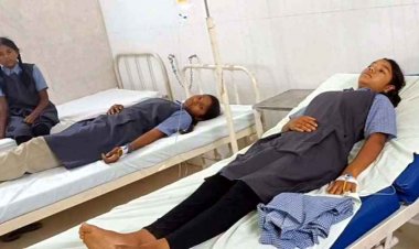 पढ़ाई के बीच गिरी आकाशीय बिजली, चार छात्राएं घायल, दो के कपड़े झुलसे, अफरा-तफरी का माहौल, सरकारी स्कूलों में सुरक्षा कागजों तक सीमित?