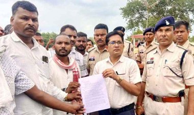 किसानों के नाम से निकाल लिया फर्जी केसीसी लोन, धान बेचकर भी नहीं मिले पैसे, 50 किसान पहुंचे कलेक्ट्रेट, कलेक्टर कार्यालय का घेराव, आंदोलन की चेतावनी