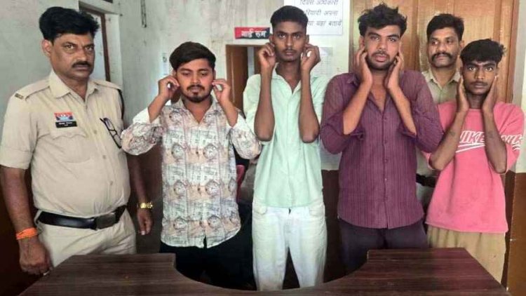मंदिर के पास चार अज्ञात युवकों ने लूट की वारदात को दिया अंजाम, पुलिस ने चार आरोपियों को किया गिरफ्तार, लूटी गई बाइक और रकम बरामद