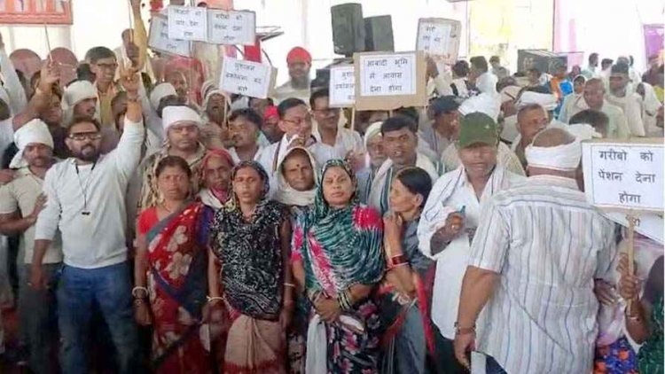 सुशासन तिहार में नवापारा कांग्रेस का प्रदर्शन, अवैध रेत परिवहन और शराब बिक्री पर कार्रवाई की मांग, पेयजल समस्या पर मटकी फोड़कर जताई नाराजगी