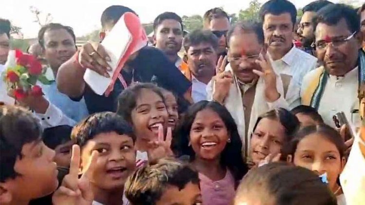 सुशासन तिहार में  गरियाबंद पहुंचे CM विष्णु देव साय, स्कूली बच्चों ने किया स्वागत, कांग्रेस का घेराव, किसानों की समस्याओं को लेकर सौंपा 7 सूत्रीय मांगपत्र