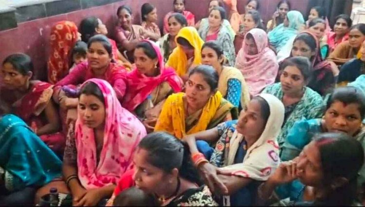 गरियाबंद में फूटा दैनिक वेतनभोगी कर्मचारियों का आक्रोश, 300 से ज्यादा कर्मचारी पहुंचे कलेक्ट्रेट, दो साल से वेतन नहीं मिलने का आरोप, 30 जून से हड़ताल की चेतावनी