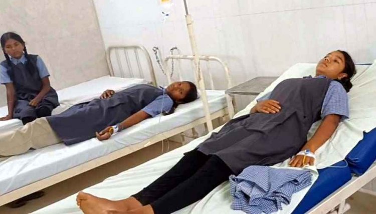 पढ़ाई के बीच गिरी आकाशीय बिजली, चार छात्राएं घायल, दो के कपड़े झुलसे, अफरा-तफरी का माहौल, सरकारी स्कूलों में सुरक्षा कागजों तक सीमित?