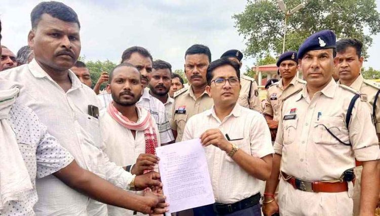 किसानों के नाम से निकाल लिया फर्जी केसीसी लोन, धान बेचकर भी नहीं मिले पैसे, 50 किसान पहुंचे कलेक्ट्रेट, कलेक्टर कार्यालय का घेराव, आंदोलन की चेतावनी
