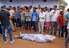 तेज रफ्तार यात्री बस ने जतमई पिकनिक पर निकले बाइक सवार को कुचला, युवक की दर्दनाक मौत, भेजा बाहर. दो दोस्त घायल, ड्राइवर फरार, ग्रामीणों में आक्रोश