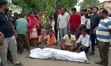 जेसीबी की टक्कर ने युवक की छीन ली जिंदगी, फूट पड़ा जनाक्रोश, शव रखकर किया चक्काजाम, FIR-मुआवजा और कार्रवाई की मांग पर अड़े परिजन