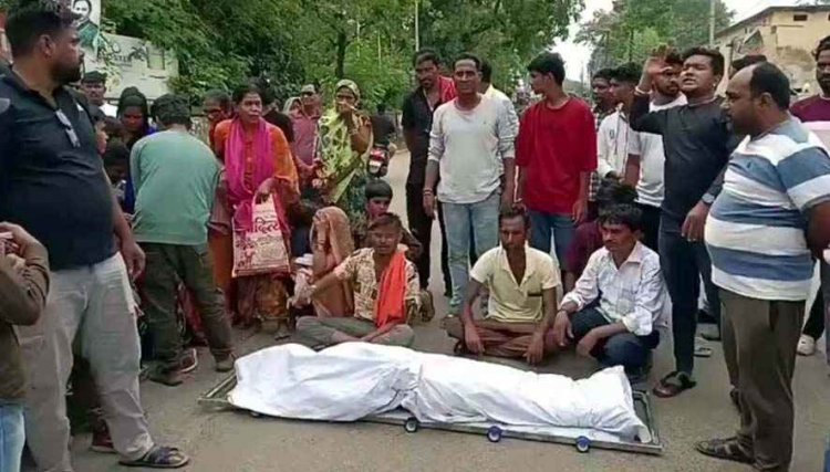 जेसीबी की टक्कर ने युवक की छीन ली जिंदगी, फूट पड़ा जनाक्रोश, शव रखकर किया चक्काजाम, FIR-मुआवजा और कार्रवाई की मांग पर अड़े परिजन