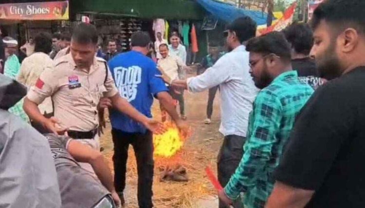 NEET विवाद और राहुल-खड़गे की गिरफ्तारी के विरोध में गरियाबंद कांग्रेस का सड़क पर जोरदार प्रदर्शन, पुतला दहन के दौरान हंगामा, आग से झुलसे कार्यकर्ता