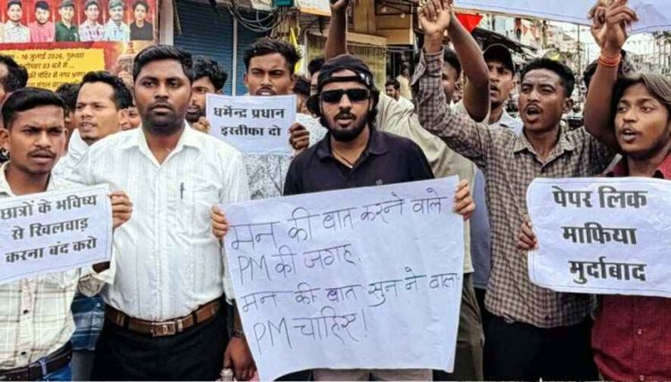 जंतर-मंतर के आंदोलन की गूंज गरियाबंद तक, NEET पेपर लीक पर गरियाबंद में छात्रों का जोरदार प्रदर्शन, तहसीलदार को राष्ट्रपति के नाम सौंपा ज्ञापन