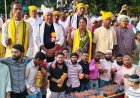 ढोल नंगाड़ों की थाप और पारंपरिक नृत्य के साथ हजारों आदिवासियों ने निकाली भव्य रैली, मुस्लिम समाज मैनपुर के युवाओं ने पेश की कौमी एकता की मिसाल