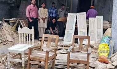 महिला सरपंच के घर वन विभाग का छापा, छापेमारी के दौरान सागौन और खम्हार की लकड़ी से बने फर्नीचर और एक मेटाडोर वाहन जप्त, गांव में मचा हडकंप