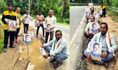 नेशनल हाईवे की दयनीय हालत: सड़क किनारे गड्ढे में बैठकर कांग्रेस नेताओं ने किया अनोखा विरोध प्रदर्शन देखने लगी भीड़, जमकर की नारेबाजी