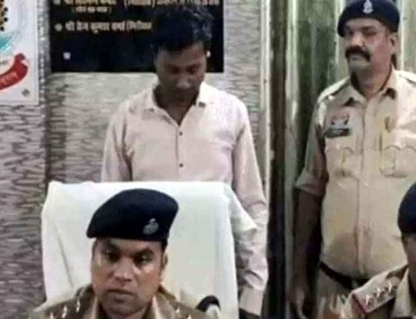 नाबालिग छात्रा को अश्लील भेजा वीडियो, न्यूड फोटो का बनाया दबाव, विरोध करने पर फेल करने की दी धमकी, आरोपी गुरुजी आशीष गिरफ्तार, मोबाइल जप्त