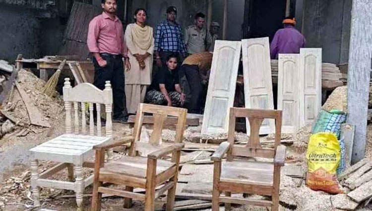 महिला सरपंच के घर वन विभाग का छापा, छापेमारी के दौरान सागौन और खम्हार की लकड़ी से बने फर्नीचर और एक मेटाडोर वाहन जप्त, गांव में मचा हडकंप