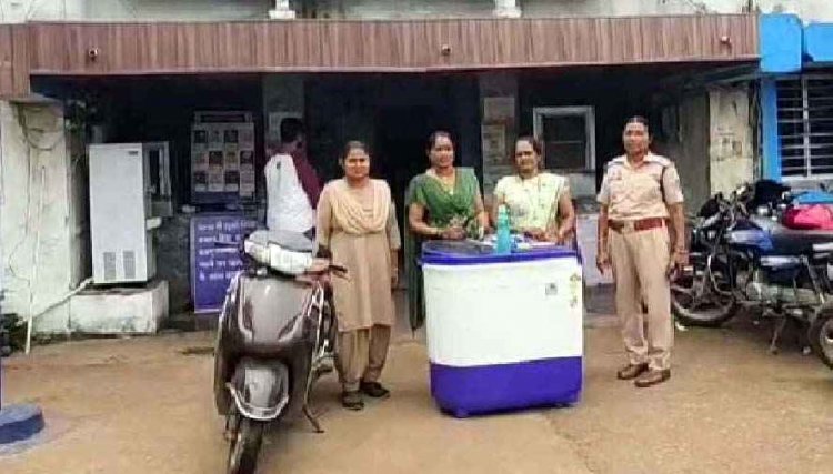 कर्ज की किश्त और ब्याज को लेकर घर से सामान ले जाने का आरोप, दो महिला आरोपी गिरफ्तार, एक्टीवा-वाशिंग मशीन और मोबाइल फोन बरामद