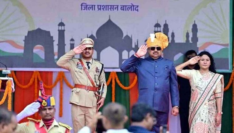 बालोद में स्वतंत्रता दिवस पर शान से लहराया तिरंगा, स्कूल शिक्षा मंत्री गजेन्द्र यादव ने ध्वजारोहण कर ली परेड की सलामी