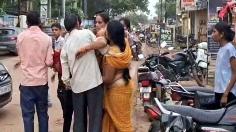 महिला को मृत समझकर कमरे में ताला लगाकर लौट गई पुलिस, 2 घंटे बाद खोला दरवाजा तो नजारा देख रह गई हैरान, गुस्साए लोगों ने कर दिया चक्काजाम