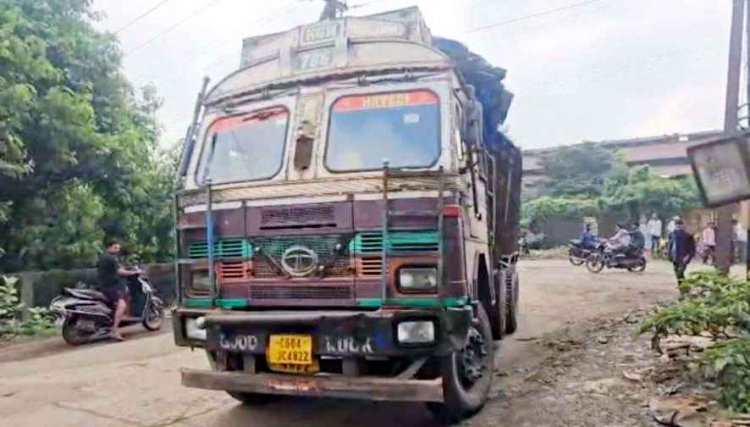 रायपुर में दर्दनाक हादसा, तेज रफ्तार ट्रक ने बेटी के साथ कंपनी जा रही स्कूटी सवार मां को मारी टक्कर, महिला की मौत, चालक फरार, तलाश में जुटी पुलिस