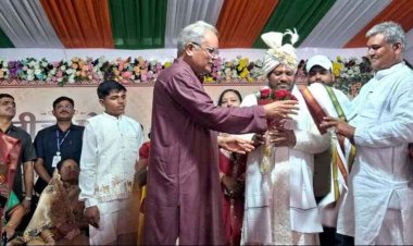 गुरु बालदास के बड़े बेटे और मंत्री खुशवंत साहब के भाई ढाल दास ने थामा कांग्रेस का हाथ, भूपेश बघेल ने गमछा पहनाकर किया स्वागत, चर्चाओं का दौर तेज