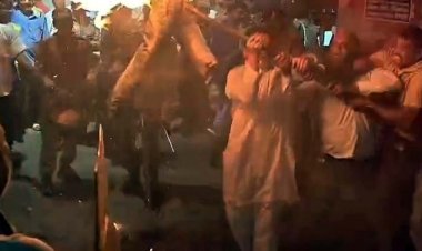 यूपीआई पर टैक्स के विरोध में कांग्रेसियों ने फूंका PM का पुतला, प्रदर्शन के दौरान पुलिस से झूमा-झटकी, आरक्षक झुलसा, अज्ञात कार्यकर्ताओं पर FIR