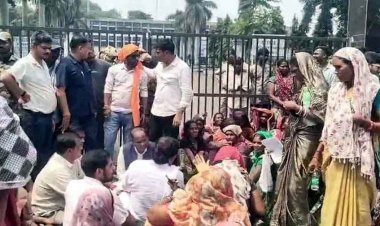 खदान विस्तार के लिए तोड़ा आंगनबाड़ी समेत अस्पताल, ग्रामीणों ने बुलडोजर कार्रवाई का किया विरोध, उग्र प्रदर्शन के साथ जीएम दफ्तर पर जड़ा ताला