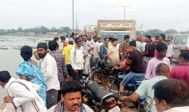 पिकअप ने बाइक को मारी जोरदार टक्कर, राजिम महानदी पुल से नीचे गिरा युवक, अस्पताल में तोड़ा दम, घायल सुनील जैन रायपुर रेफर, लगा लंबा जाम